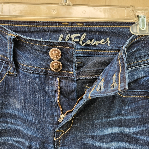 NWOT Wallflower Dark Wash Boot Cut Stretch Distressed Jeans - Size 7 - Picture 6 of 12